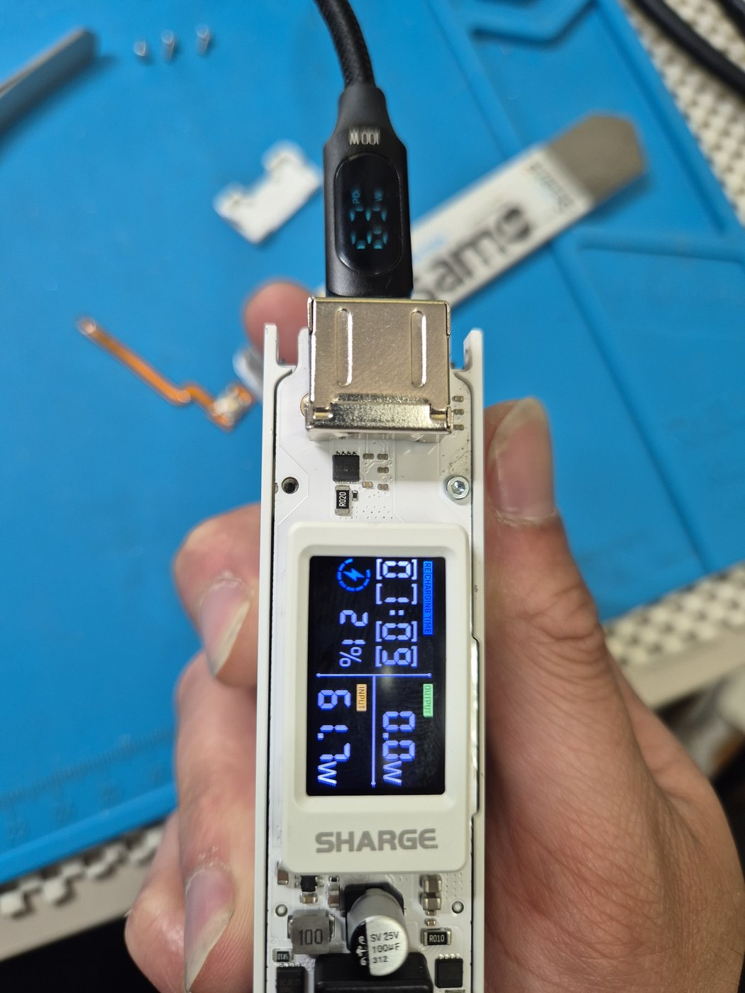 USB power meter measuring charging current during a charging fault test